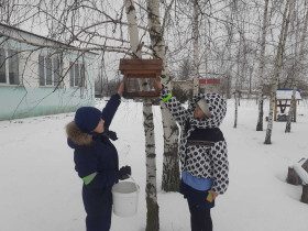 Ученики 5 класса, активисты экологического отряда, развесили кормушки на территории школы и насыпали корм для птиц.  Так ребята отметили Всероссийский день зимующих птиц, который отмечается 15 января..