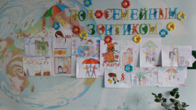 В преддверии 8 Марта в школе прошла выставка рисунков &quot;Под семейным зонтиком&quot;, посвящённая году семьи.