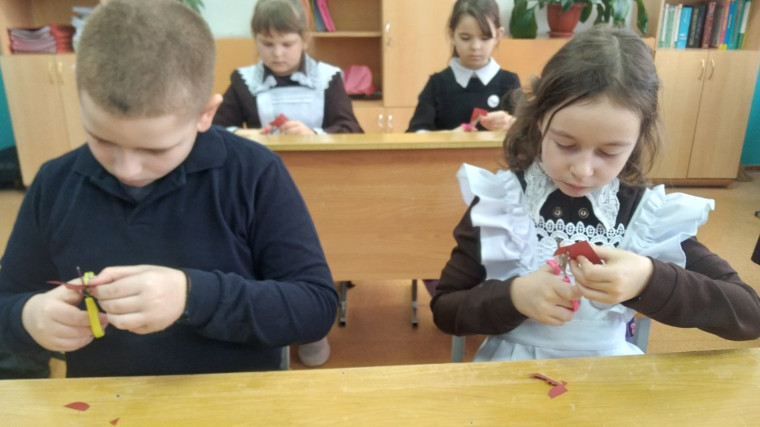 В школе прошла памятная акция «Алая гвоздика», посвящённая 80-й годовщине освобождения Сталинграда.